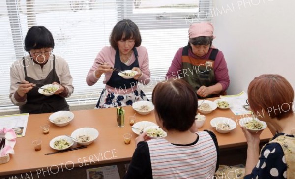 発酵食品を使った料理を味わう参加者
