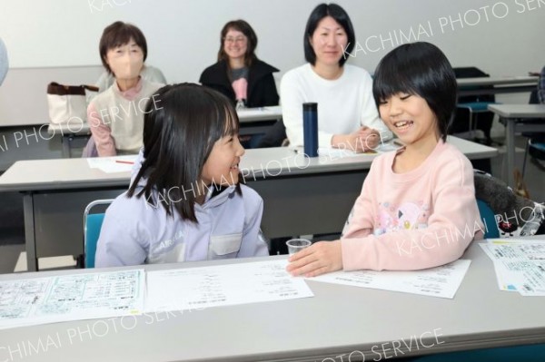 こうじの甘酒を試飲する参加者