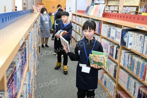 児童ら図書館で司書体験　音更