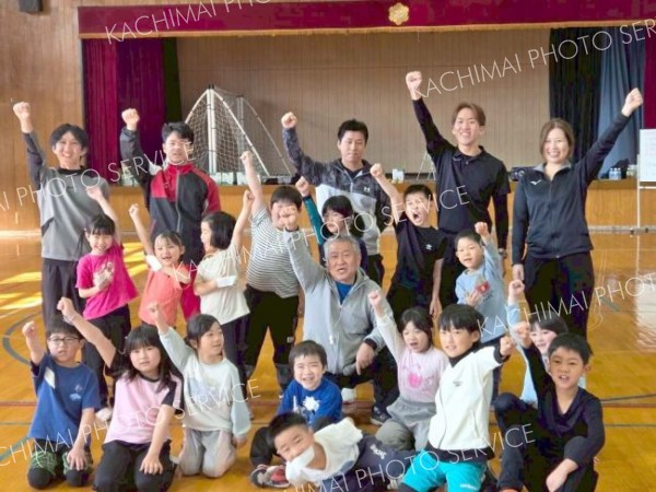 幼児から小学２年生までの１６人が、さまざまな運動に挑戦した