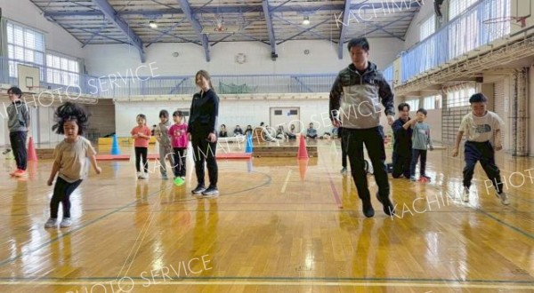 幼児から小学２年生までの１６人が、さまざまな運動に挑戦した