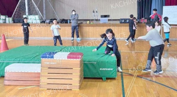 幼児から小学２年生までの１６人が、さまざまな運動に挑戦した