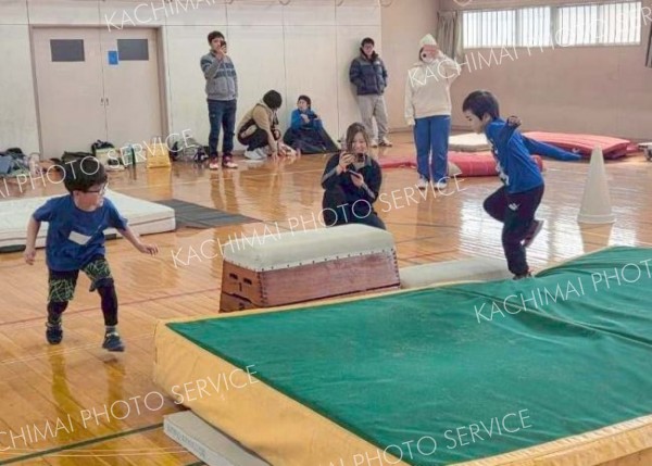 幼児から小学２年生までの１６人が、さまざまな運動に挑戦した