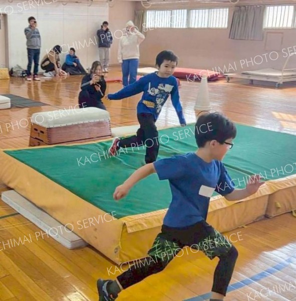 幼児から小学２年生までの１６人が、さまざまな運動に挑戦した
