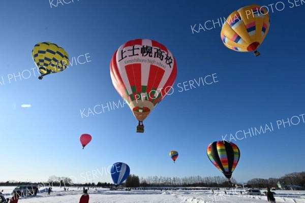 同校が毎年参加している「第４２回上士幌ウインターバルーンミーティング」（８日、上士幌町航空公園で。須貝拓也撮影）