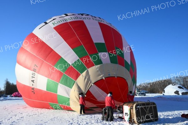 部員の多くは「熱気球を準備している時間が楽しい」と話す（８日、上士幌町航空公園で。須貝拓也撮影）