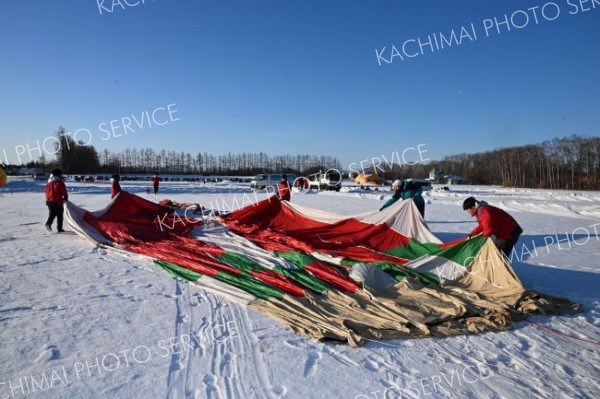 フライトの準備をする生徒ら（８日、上士幌町航空公園で。須貝拓也撮影）