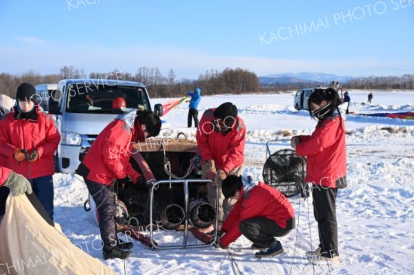 フライトの準備をする生徒ら（８日、上士幌町航空公園で。須貝拓也撮影）