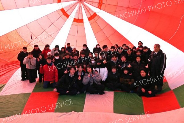 同校３年生が最後の登校日には、記念フライトとして同部が熱気球を準備する