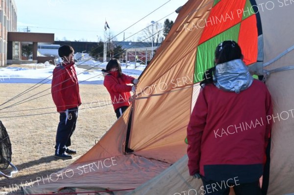 同校３年生が最後の登校日には、記念フライトとして同部が熱気球を準備する