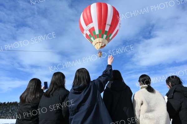 同校３年生が最後の登校日には、記念フライトとして同部が熱気球を準備する