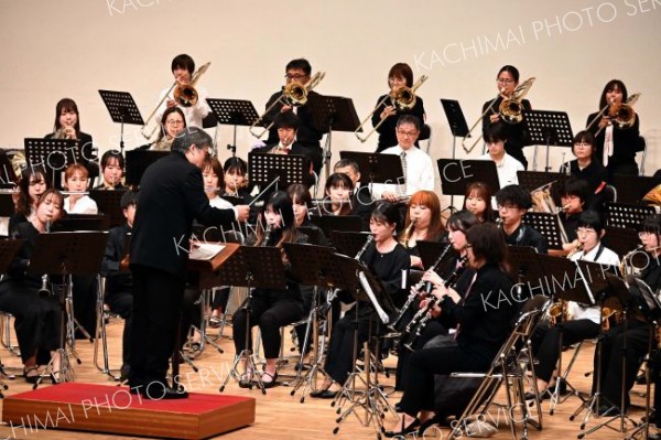 各楽団がメンバーが集まり結成した合同バンドの演奏