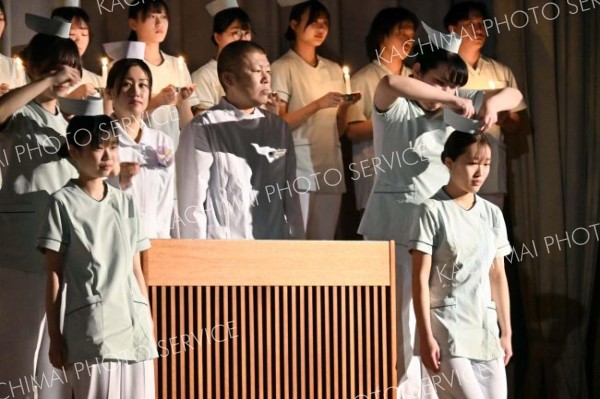 上級生から看護帽を着けてもらう１年生