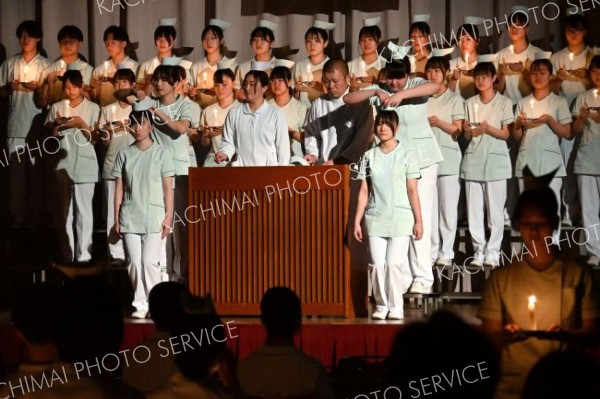 上級生から看護帽を着けてもらう１年生