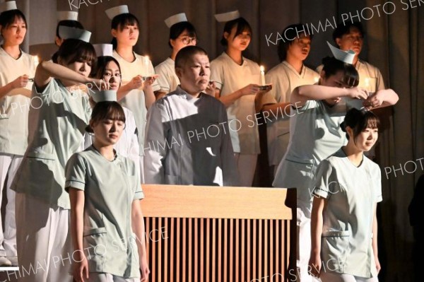 上級生から看護帽を着けてもらう１年生