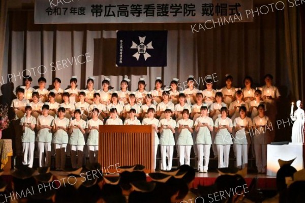 看護帽をかぶナイチンゲール誓詞を朗読する１年生