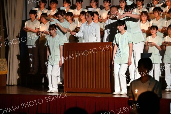 上級生から看護帽を着けてもらう１年生