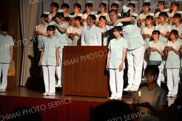 上級生から看護帽を着けてもらう１年生