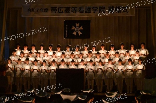 看護帽をかぶりナイチンゲール誓詞を朗読する１年生