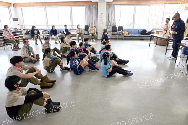 救急安全講習会で指導員から人体の構造について学ぶスカウトの子どもたち