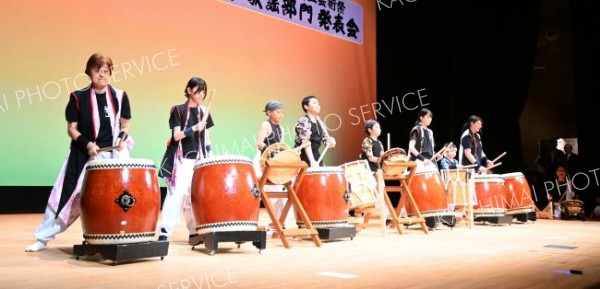 第１部のオープニングで演奏を披露する「ナイタイ高原太鼓　響」のメンバーら