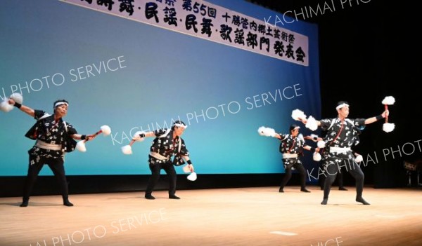 舞踊を披露する「芳彦会」のメンバーら