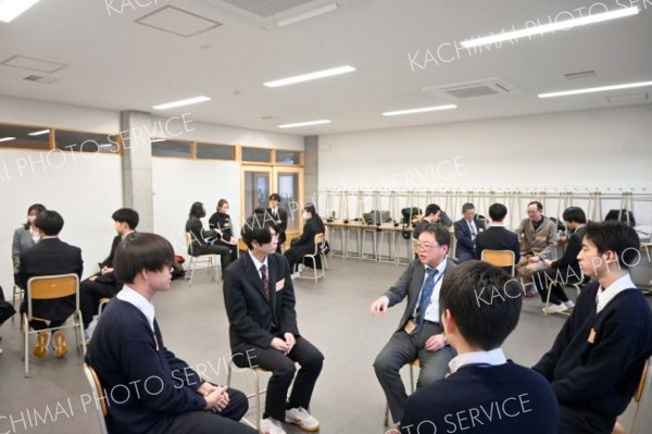 班ごとに語り合う生徒ら