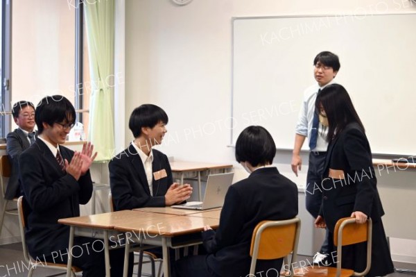 職場の終業時あいさつシチュエーションをロールプレイする生徒たち