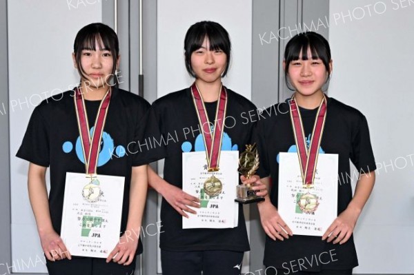 女子１５００メートルの上位入賞者。中央は優勝の人見千結、左は２位の大丘紗悠、右は３位の成田樹々