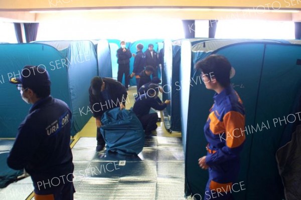 パーティションを組み立てる消防団員