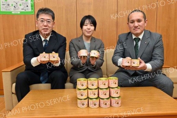 陸別の浜田旅館が本別高３年生に大豆ミート缶を寄付