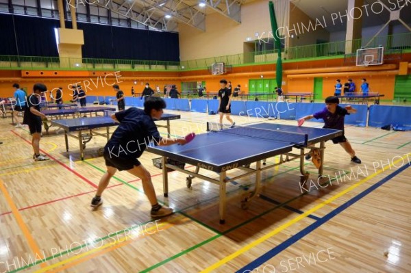 上士幌町で開かれた駒大苫小牧高卓球部員による講習会の様子