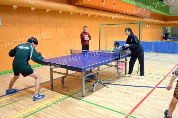 駒大苫小牧高の卓球部員（右）と練習に励む中学生（左）