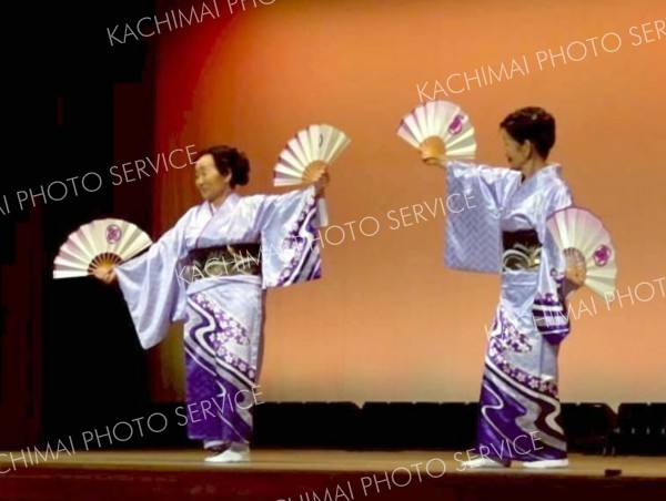 町内で活動する８団体が日頃の成果を披露した