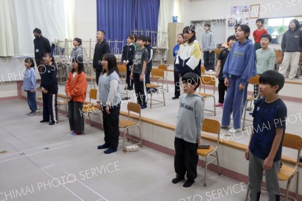 新校歌の練習に励む幕別小児童たち