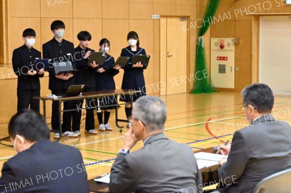 プレゼンする生徒たち