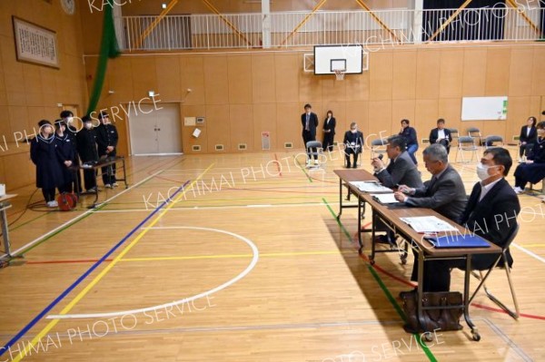 まちの将来に必要な施策や課題の解決などを町長にプレゼンした授業