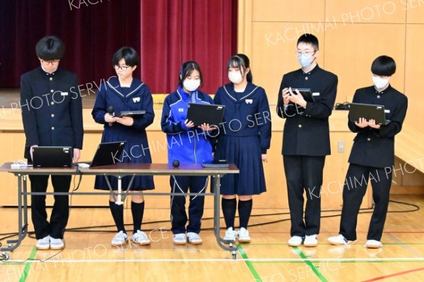 まちの将来に必要な施策や課題の解決について提言する生徒ら