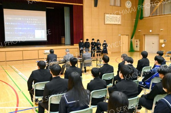 まちの将来に必要な施策や課題の解決などを町長にプレゼンした授業