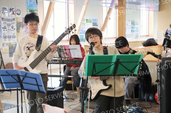 小学生２人組バンドＳＥＡＴが新得で単独初ライブ