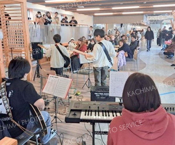 地域交流センターとくとくで初の単独ライブを行ったＳＥＡＴ（シイト）