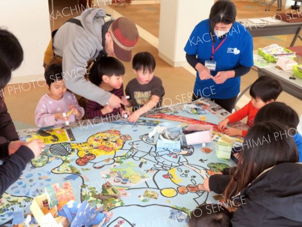 味わい豊かな貼り絵アート完成　世界自閉症啓発デーに披露　中札内