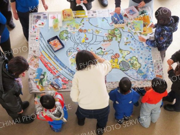 チラシをちぎりながら制作に励む村民