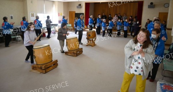 来月７日の文化祭に向けて北海盆唄の最終練習に臨む町老連のメンバーら
