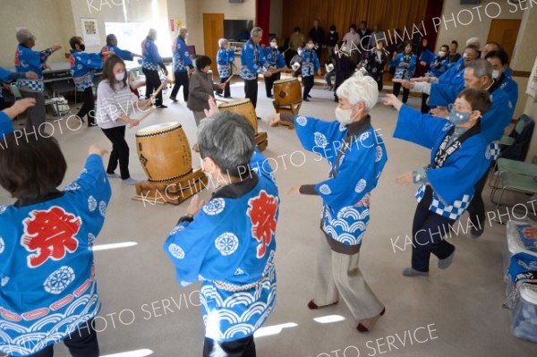 来月７日の文化祭に向けて北海盆唄の最終練習に臨む町老連のメンバーら