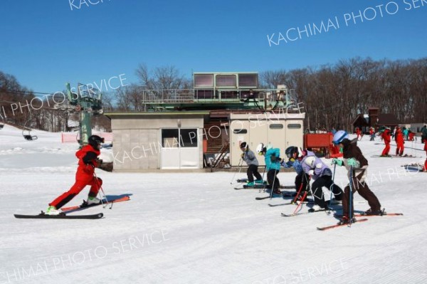 メムロスキースクールの指導を受ける子どもたち
