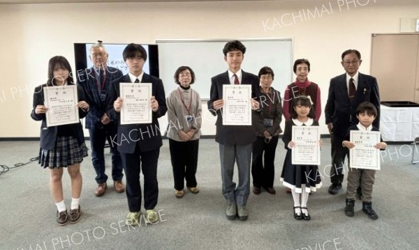 川柳大会の入賞者。