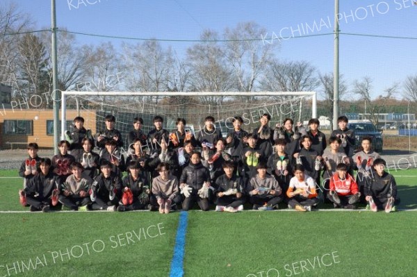 カンボジアのユースチームにスパイクを贈った帯広北高の片桐聡監督（前列中央）と選手たち（助川かおる通信員撮影）