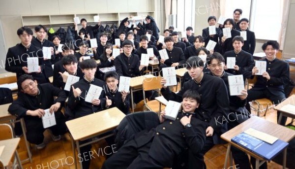 帯農高生が育てた小豆、卒業記念のどら焼きに　校章の焼き印も