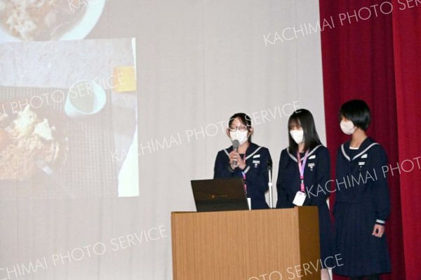 シンガポールでの体験を発表する生徒たち